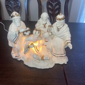 Vintage Dillard's Lighted‎ Nativity Set White 24KT Accents Porcelain Boxed